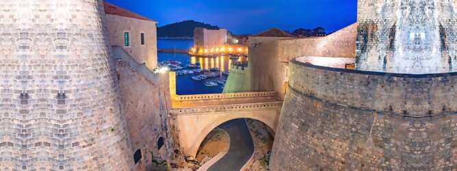 Trip Monaco Stadt Urlaub - Dubrovnik - Einen Wahnsinns Panoramablick hat man von Dubrovniks Hausberg Srd. Empor geht’s ganz easy und entspannt, minutenschnell mit der Luftseilbahn. Für begeisterte GOT-Fans empfiehlt sich die speziell geführte Game-of-Thrones-Tour zu den bekanntesten Drehorten und Schauplätzen der erfolgreichen Kultserie, der Eiserne Thron ist auf der kleinen idyllischen Insel Lokrum zu bestaunen. Die beliebtesten Orte für Dubrovnik Ferien, locken mit besten Angebote für Hotels und Ferienunterkünfte mit Werbeaktionen, Rabatten, Sonderangebote für Dubrovnik Urlaub buchen. Reisedaten eingeben und Hotel Flug Mietwagen Attraktionen Taxis für eine Dubrovnik Reise flexibel buchen. Sollten sich die Pläne ändern, sind viele der Unterkünfte und Zimmer in Dubrovnik kostenfrei stornierbar.