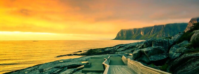 Finde Ferienhaus  Norwegen – Schwindelfrei auf Preikestolen – die spektakuläre Felskanzel erhebt sich als steile Plateauklippe über dem Lysefjord. Die Aussicht über den Fjord ist atemberaubend, schwindelfrei sein ist Voraussetzung. Es lohnt sich auf jeden Fall, schon mitten in der Nacht aufzustehen, um den magischen Moment des überwältigend schönen Sonnenaufgangs mitzuerleben, grandios wie sich die ersten Sonnenstrahlen in den steilen Felswänden verfangen und die Bergmauern zum Leuchten bringen. Dieser Augenblick inspiriert zur Demut und Dankbarkeit. Die beliebtesten Orte für Ferien in Norwegen, locken mit besten Angebote für Hotels und Ferienunterkünfte mit Werbeaktionen, Rabatten, Last Minute für Norwegen Urlaub buchen.