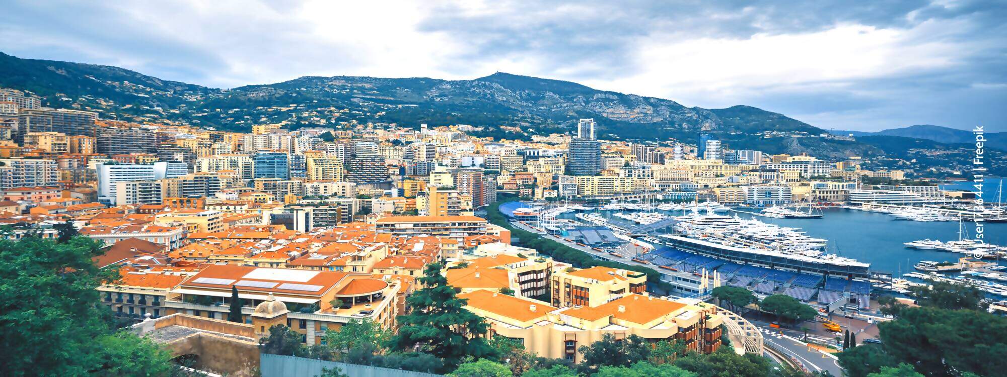 Der Blick auf Monte Carlo mit seiner Formel 1 Rennstrecke in Monaco